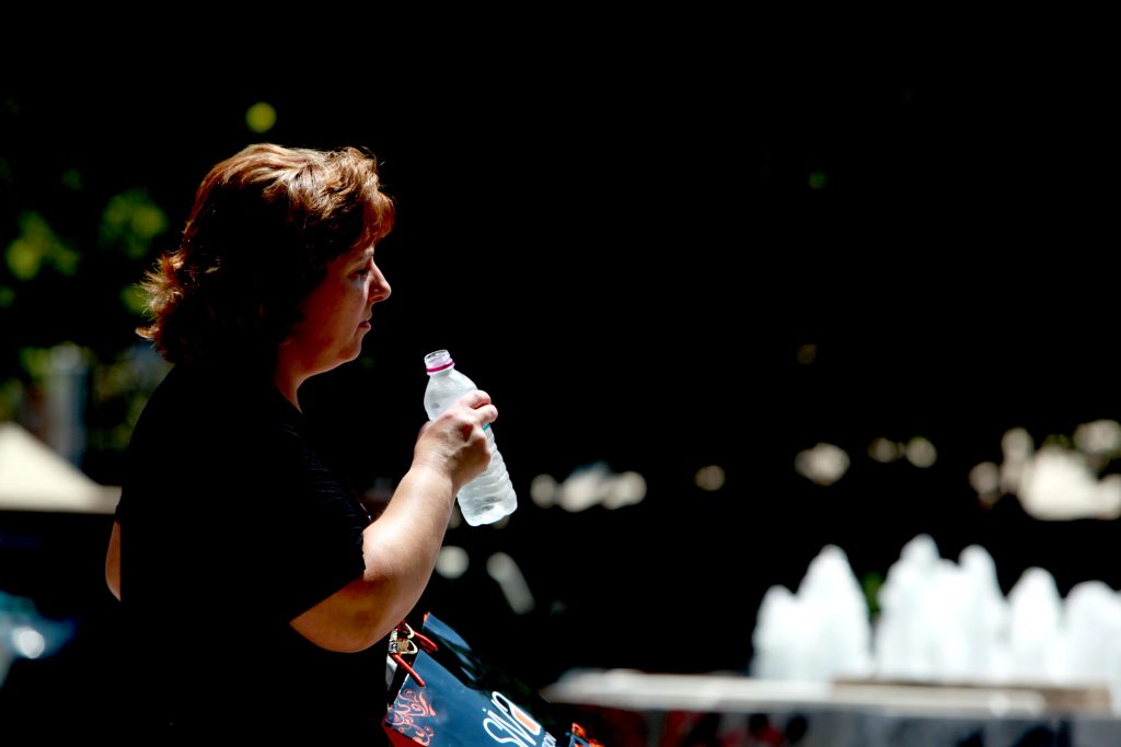 Πώς θα προστατευτούμε από τον καύσωνα – Τι πρέπει να προσέξουμε