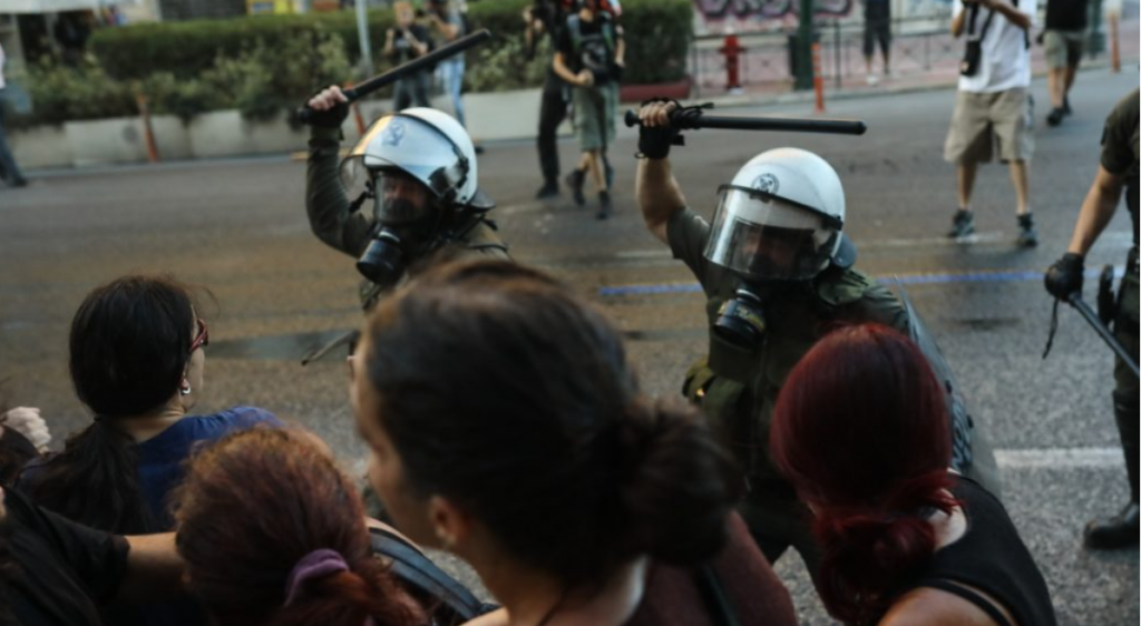 Άγριο ξύλο & χημικά έξω από τη Βουλή στην πορεία για τον «τοξοβόλο»