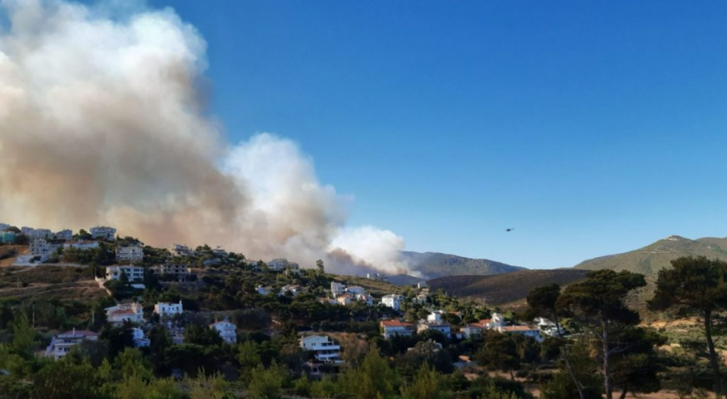 Πεντέλη: Μάχη με τις φλόγες – Καίγονται τα πρώτα σπίτια, εκκενώνουν οι κάτοικοι