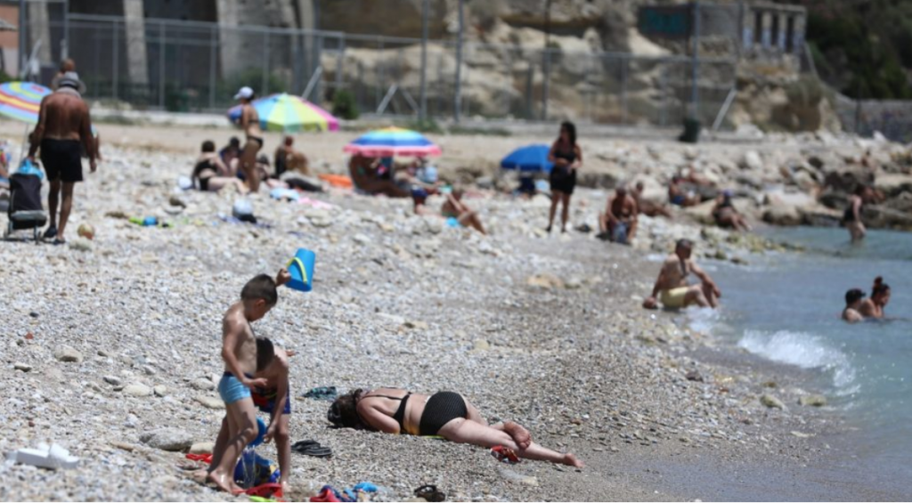 Ξεχύθηκαν στις παραλίες οι Αθηναίοι – Έφτασε το πρώτο κύμα ζέστης