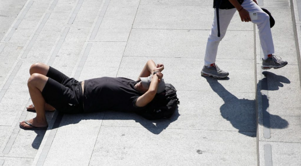 Καύσωνας: Είδος προς… εξαφάνιση οι ξαπλώστρες – Κοσμοσυρροή στις παραλίες