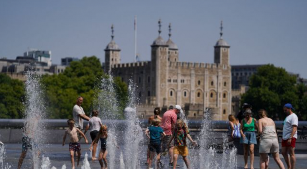 Καύσωνας: Ακραίες θερμοκρασίες σε Αγγλία & Γαλλία – Μαίνονται πυρκαγιές σε Ιταλία