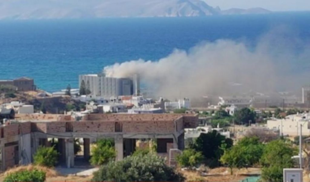 Φωτιά σε πολυτελές ξενοδοχείο στην Κρήτη – Εκκενώθηκε το κτίριο, απομακρύνθηκαν οι τουρίστες