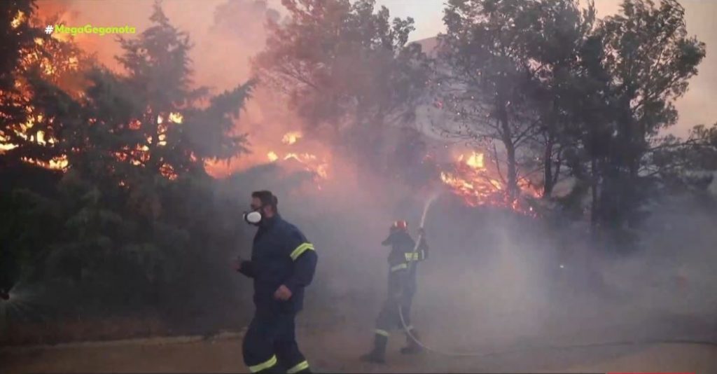 Φωτιά στην Αττική: Ολονύκτια μάχη με τις φλόγες και τους θυελλώδεις ανέμους – Εκκενώθηκαν οικισμοί