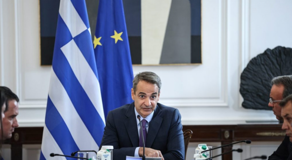Σφοδρή πολιτική σύγκρουση με φόντο τους «πυροσβέστες της ξαπλώστρας»