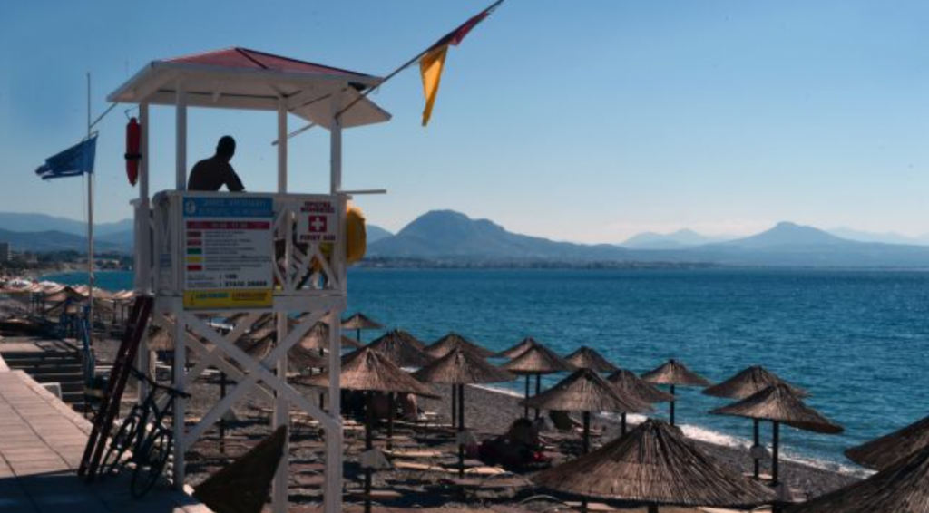 Καύσωνας: «Πλημμύρισαν» από κόσμο οι παραλίες – Στα ύψη ο υδράργυρος