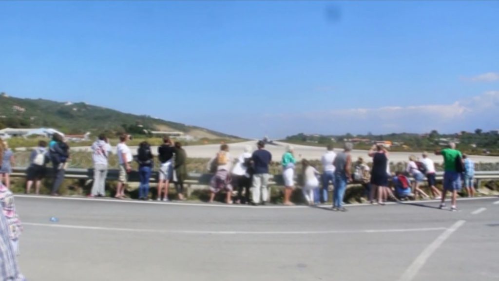 Σκιάθος: Διαστάσεις επιδημίας παίρνει το plane spotting
