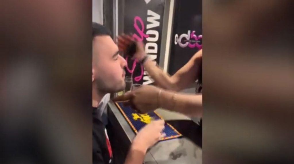 Viral στο Τik Tok η απίστευτη μόδα στην Ίο: «Μοιράζουν» χαστούκια