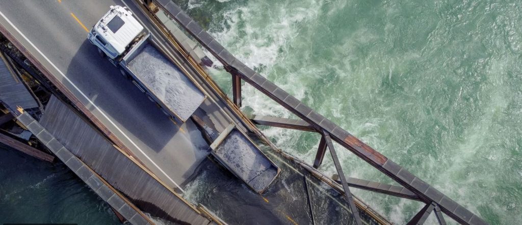 Νορβηγία: Κατέρρευσε ξύλινη γέφυρα την ώρα που περνούσαν δύο οχήματα