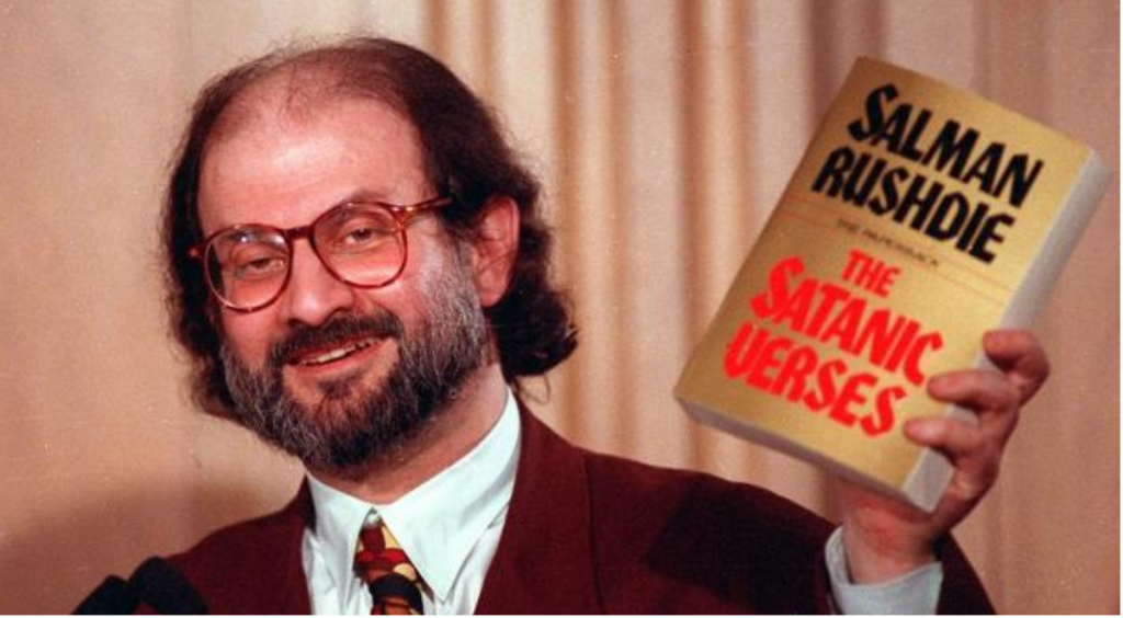 Σαλμάν Ρουσντί: Άγνωστος μαχαίρωσε τον συγγραφέα στη Νέα Υόρκη