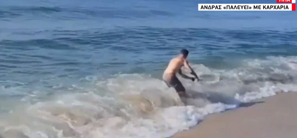 Σοκαριστικό βίντεο με άνδρα να παλεύει με καρχαρία