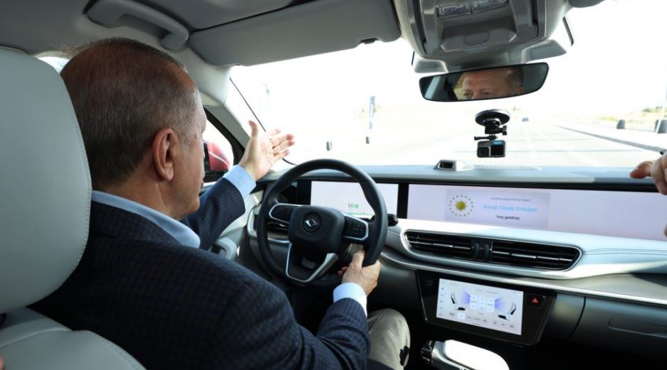 Ο Ερντογάν δοκιμάζει το πρώτο ηλεκτρικό αυτοκίνητο τουρκικής κατασκευής