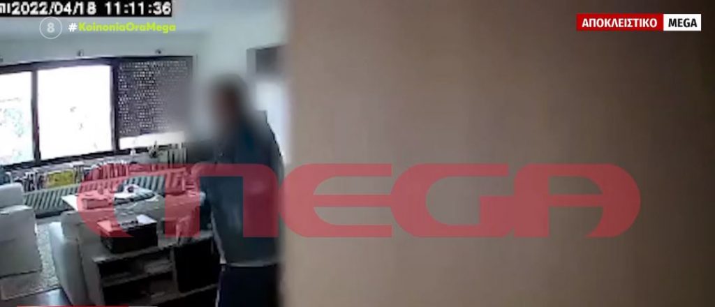 Θρασύτατος διαρρήκτης εισβάλλει στο σπίτι μιλώντας στο κινητό