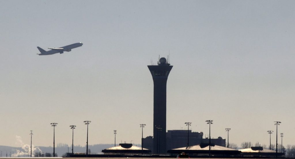 Θεσσαλονίκη: Αναγκαστική προσγείωση αεροπλάνου λόγω λιποθυμίας του πιλότου