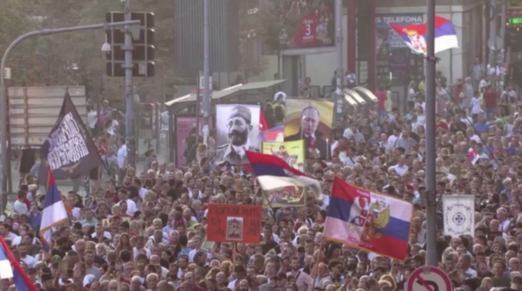 Σερβία: Διαδήλωση κατά του gay pride με εικονίσματα και φωτογραφίες του Πούτιν