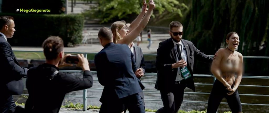 Γερμανία: Γυμνόστηθη διαμαρτυρία πλάι στον Καγκελάριο Σολτς