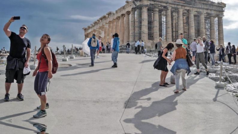 «Πλημμύρισε» τουρίστες η Ελλάδα – Αριθμός ρεκόρ