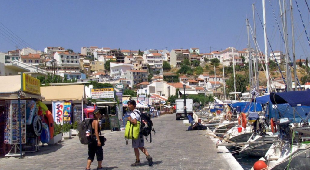 Δεκαπενταύγουστος: Εγκαταλείπουν τα αστικά κέντρα οι αδειούχοι – Άδειες Αθήνα & Θεσσαλονίκη