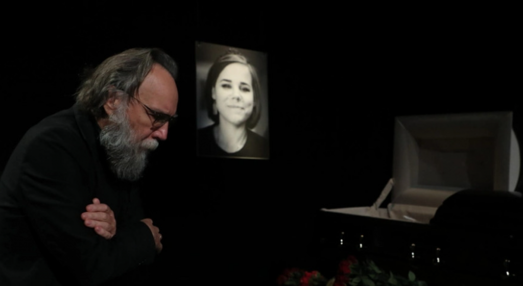 Ρωσία: Σε live μετάδοση ο αποχαιρετισμός της Ντάρια Ντούγκινα – Απών ο Πούτιν