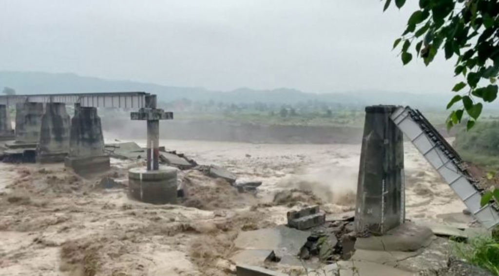Φονικές πλημμύρες σε Ινδία, Πακιστάν & Αφγανιστάν – Δεκάδες αγνοούμενοι