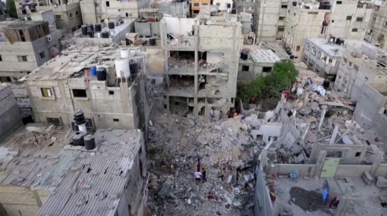 Λωρίδα της Γάζας: 9χρονη Παλαιστίνια ανασύρθηκε τραυματισμένη από τα ερείπια