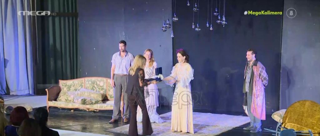 Στιγμές συγκίνησης στην βράβευση της Κάτιας Δανδουλάκη από τη Μαριάννα Λάτση