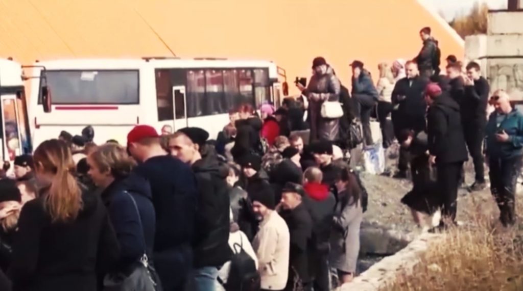 Ρωσία: Με δάκρυα ο αποχαιρετισμός των εφέδρων από τις οικογένειές τους