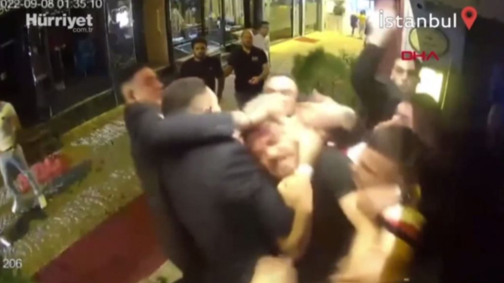 Κωνσταντινούπολη: Πορτιέρηδες ξυλοκόπησαν άγρια παρέα νεαρών – Δείτε βίντεο