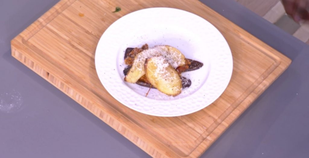 Ο Τίμος Ζαχαράτος μάς ετοιμάζει μελιτζάνες γεμιστές με κιμά και ανθότυρο