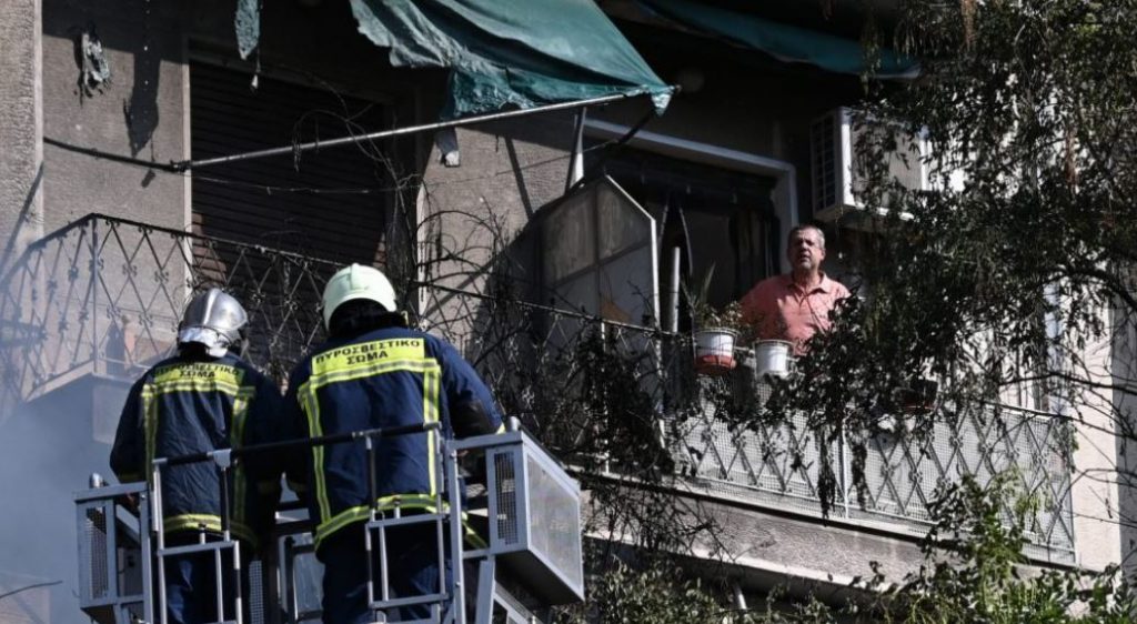 Φωτιά στην Αχαρνών: Πολύωρη μάχη με τις φλόγες