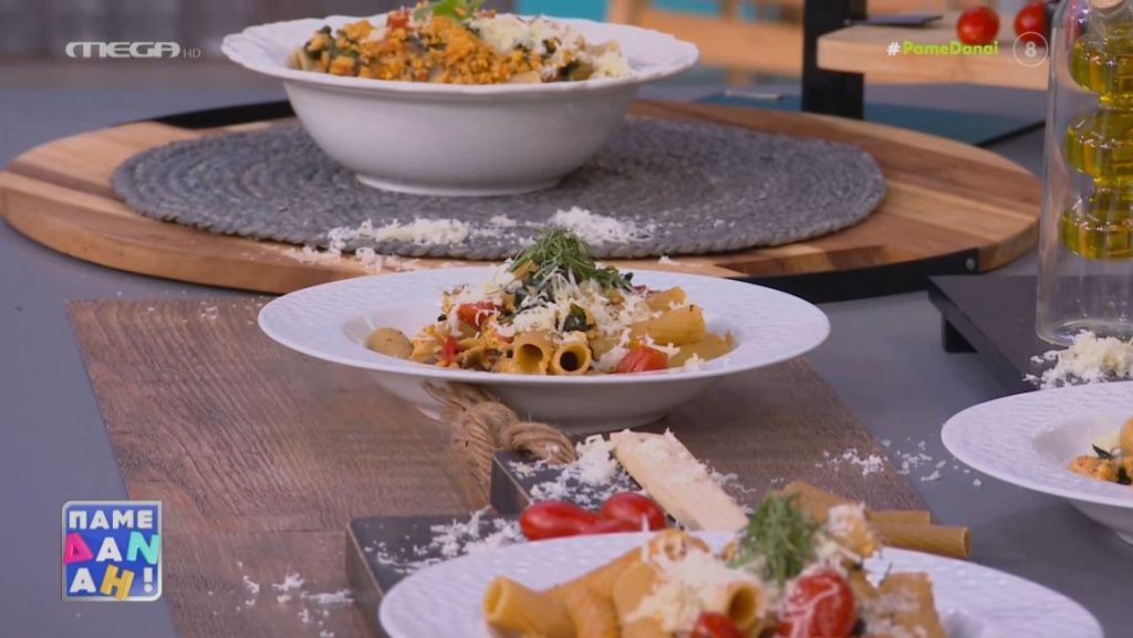 Ο Τίμος Ζαχαράτος μάς φτιάχνει light μακαρόνια με κιμά