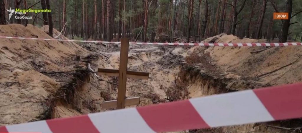 Πόλεμος Ουκρανία: Ανακάλυψη νέου «ομαδικού τάφου» στο Ιζιούμ