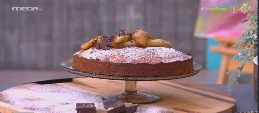 Ο Τίμος Ζαχαράτος μάς φτιάχνει αφράτο κέικ με ώριμες μπανάνες