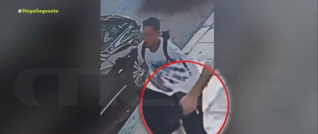 Πλατεία Βάθης: Αιμόφυρτοι στη μέση του δρόμου οι τραυματίες