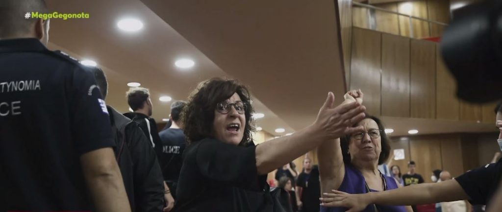 Χρυσή Αυγή: Προκαλούν με ναζιστικούς χαιρετισμούς και συνθήματα οι οπαδοί της εγκληματικής οργάνωσης