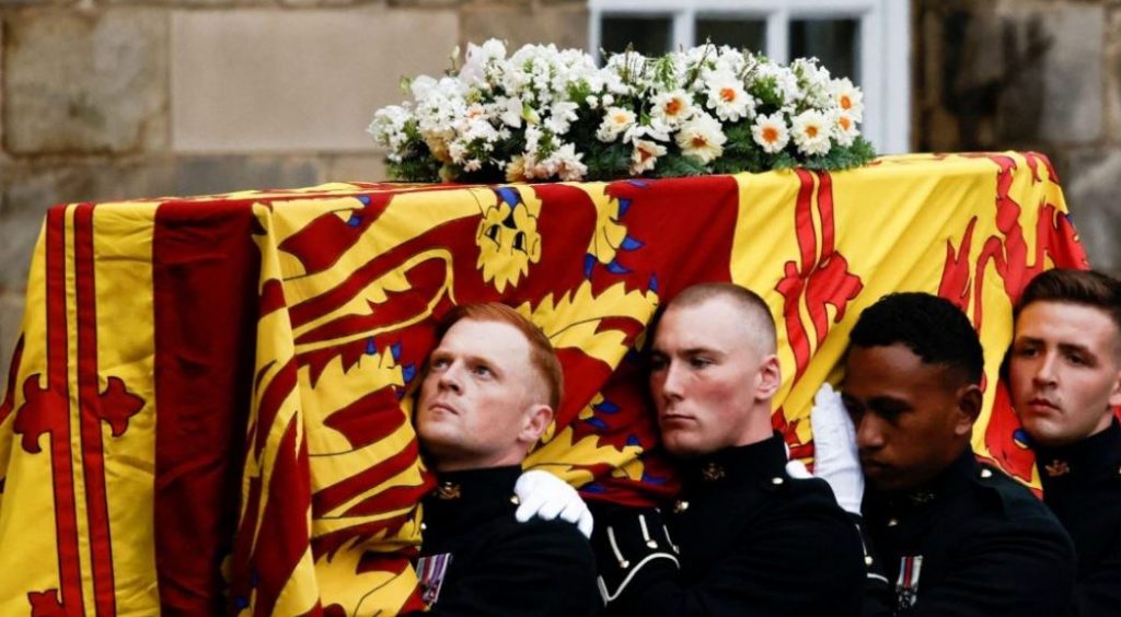 Βασίλισσα Ελισάβετ: Σε λαϊκό προσκύνημα η σορός της στο Εδιμβούργο – Αύριο η μεταφορά της στο Λονδίνο