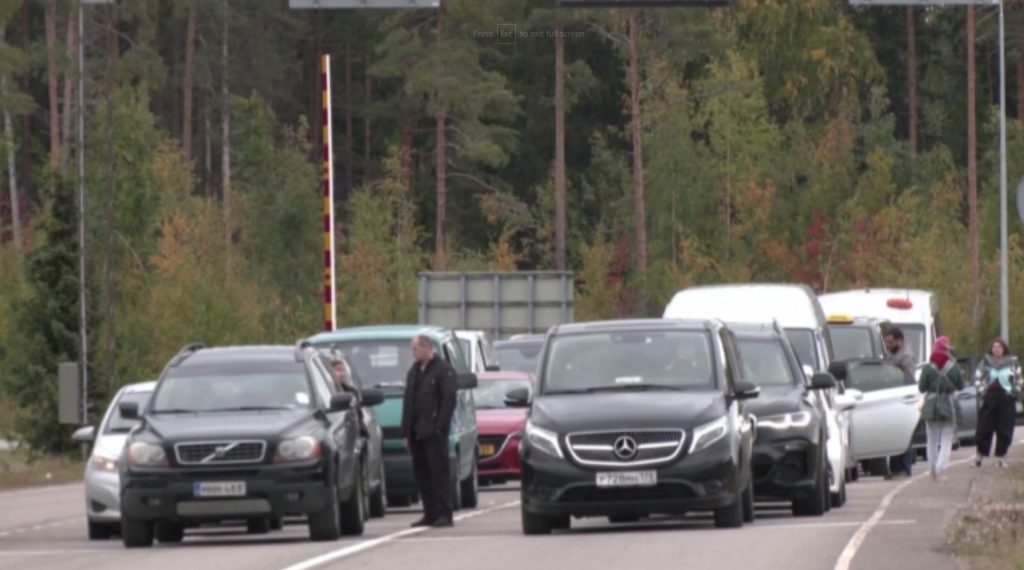 Ρωσία: Με δάκρυα ο αποχωρισμός των Ρώσων εφέδρων από τις οικογένειές τους – Ουρές αυτοκινήτων στα σύνορα