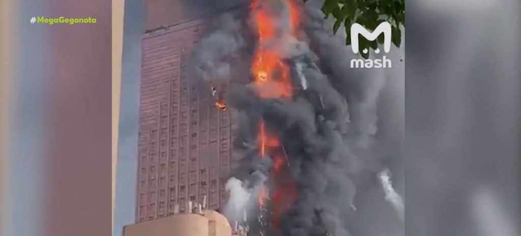 Στις φλόγες ουρανοξύστης στην Κίνα