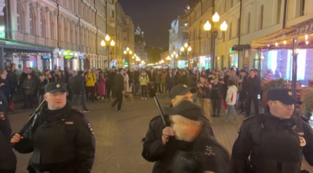 Ρωσία: Σε πανικό οι Ρώσοι μετά την επιστράτευση του Βλαντιμίρ Πούτιν – Στα «ύψη» τα αεροπορικά εισιτήρια