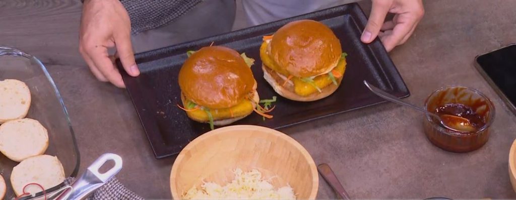 Ο Γιώργος Παπακώστας φτιάχνει burger με chicken nuggets, σάλτσα τομάτας και λιωμένη μοτσαρέλα & ΒΒQ burger με chicken nuggets