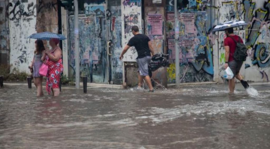 Σφοδρή κακοκαιρία στη Βόρεια Ελλάδα – Πλημμύρισε ο Λευκός Πύργος