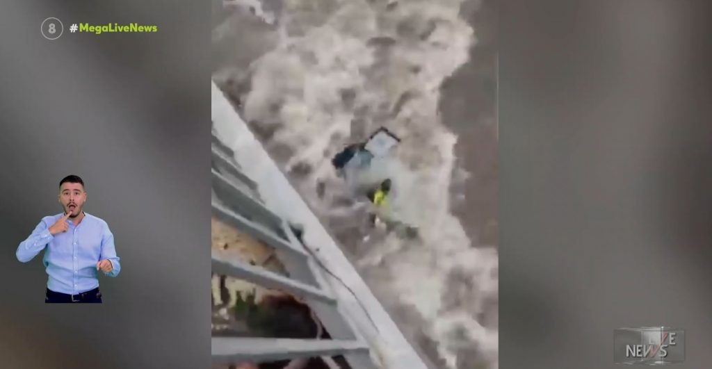 Θεσσαλονίκη: Άνδρας με μηχανάκι κινδύνευσε να πνιγεί