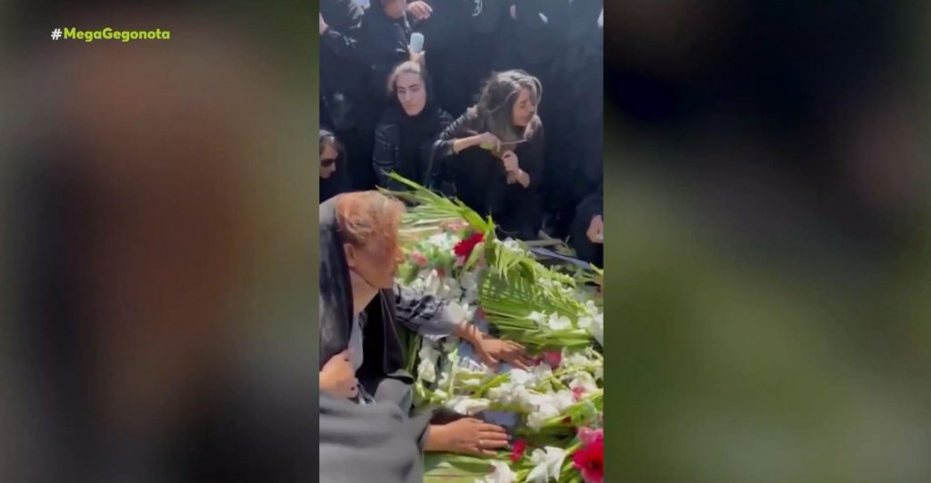 Ιράν: «Γροθιά στο στομάχι» το μοιρολόι της αδερφής νεαρού διαδηλωτή στον τάφο του