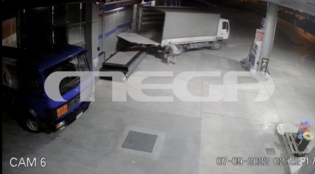 Θεσσαλονίκη: Ληστές μπούκαραν με φορτηγό σε βενζινάδικο