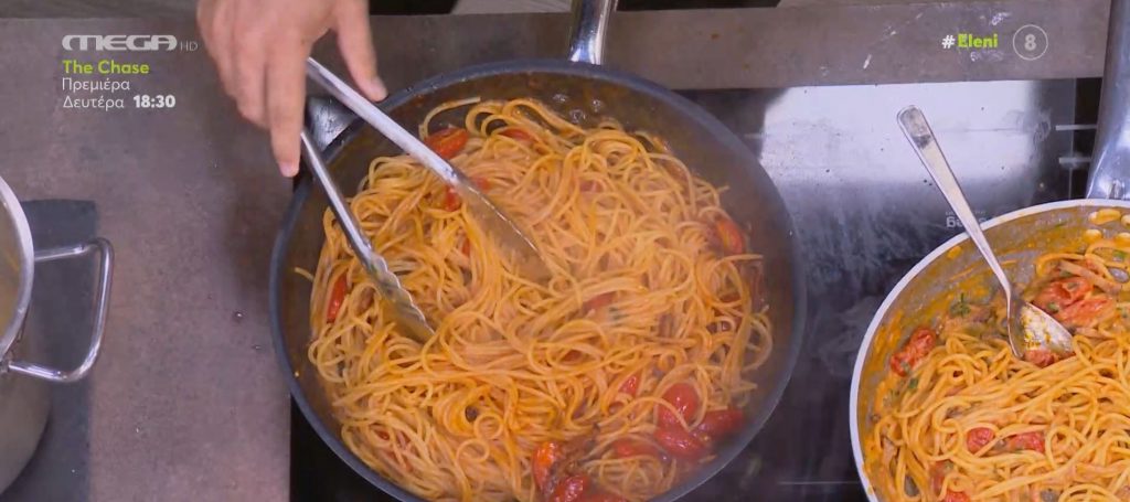 Ο Γιώργος Παπακώστας φτιάχνει spaghetti carbonara με σάλτσα καπνιστής τομάτας