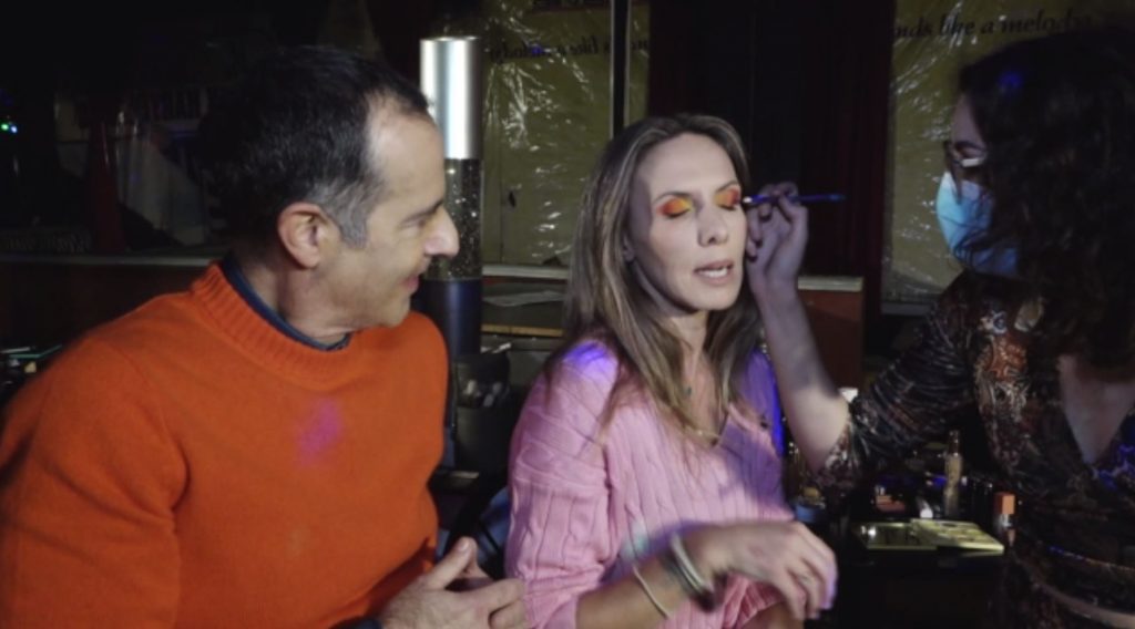 «Εύθυμες κυράδες»: Το «Πάμε Δανάη!» βρέθηκε στα παρασκήνια και σας αποκαλύπτει τις απίστευτες μεταμορφώσεις των ηθοποιών