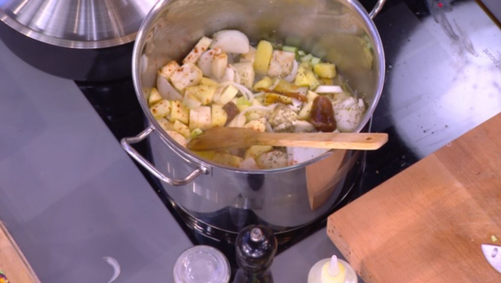 Ο Τίμος Ζαχαράτος φτιάχνει vegeterian σούπα με βιολογικό ζωμό λαχανικών