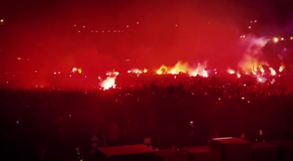 «Βροχή» από μολότοφ και χημικά έξω από το ΑΠΘ μετά τη συναυλία του ράπερ Λεξ