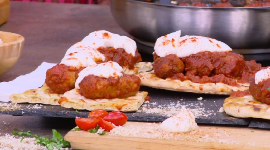 Ο Γιώργος Τσούλης φτιάχνει σουτζουκάκια γιαουρτλού