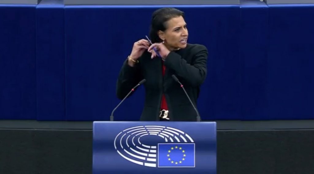 Ιράν: Η επανάσταση της μαντίλας εξαπλώνεται στα σχολεία – Ευρωβουλευτής της Σουηδίας δείχνει τη συμπαράστασή της κόβοντας τα μαλλιά της
